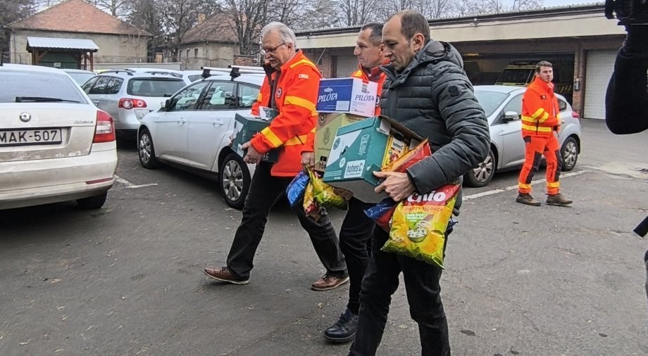 Baranya Segít szilveszterkor is: a vármegyei elnök megköszönte a szolgálatot teljesítő mentősök munkáját